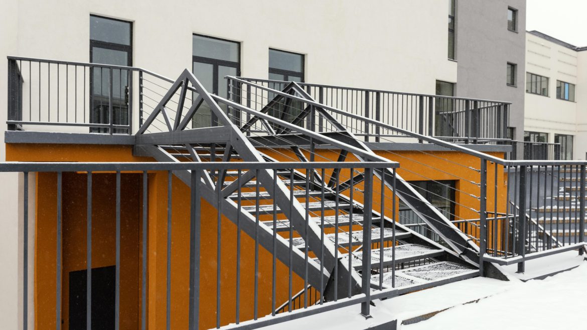 Caillebotis métal, bois ou composite : quelles différences pour un usage extérieur ?